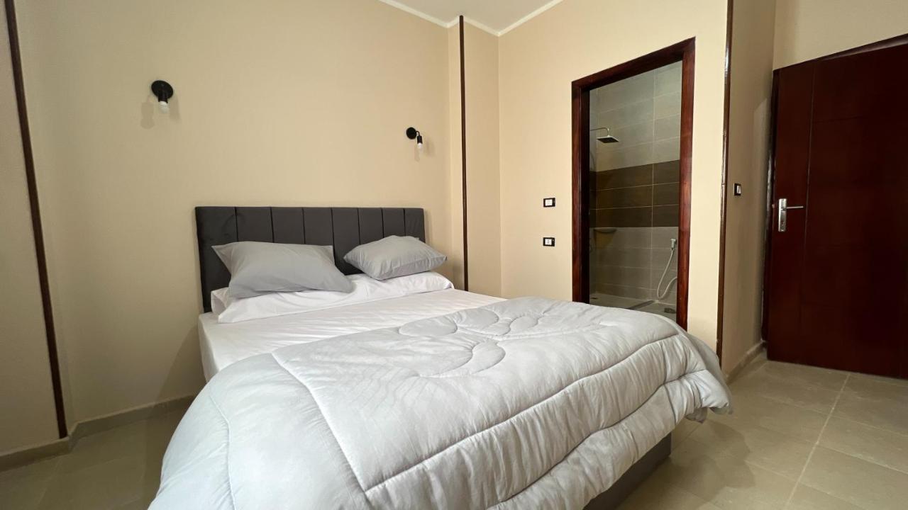 Pyramids Road Guest House Cozy Rooms And Rooftop Breakfast With The Pyramids View Nazlet el-Sîsi Exteriér fotografie