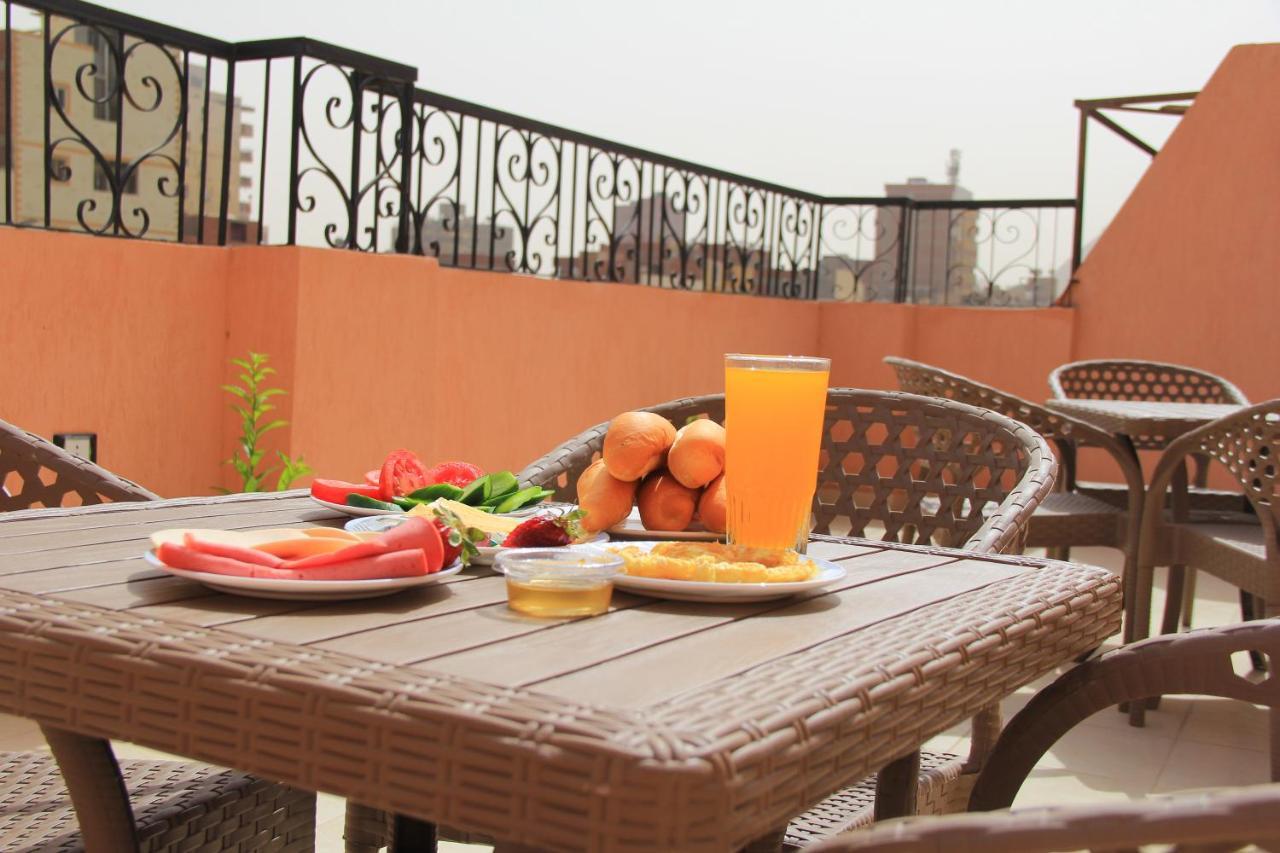 Pyramids Road Guest House Cozy Rooms And Rooftop Breakfast With The Pyramids View Nazlet el-Sîsi Exteriér fotografie