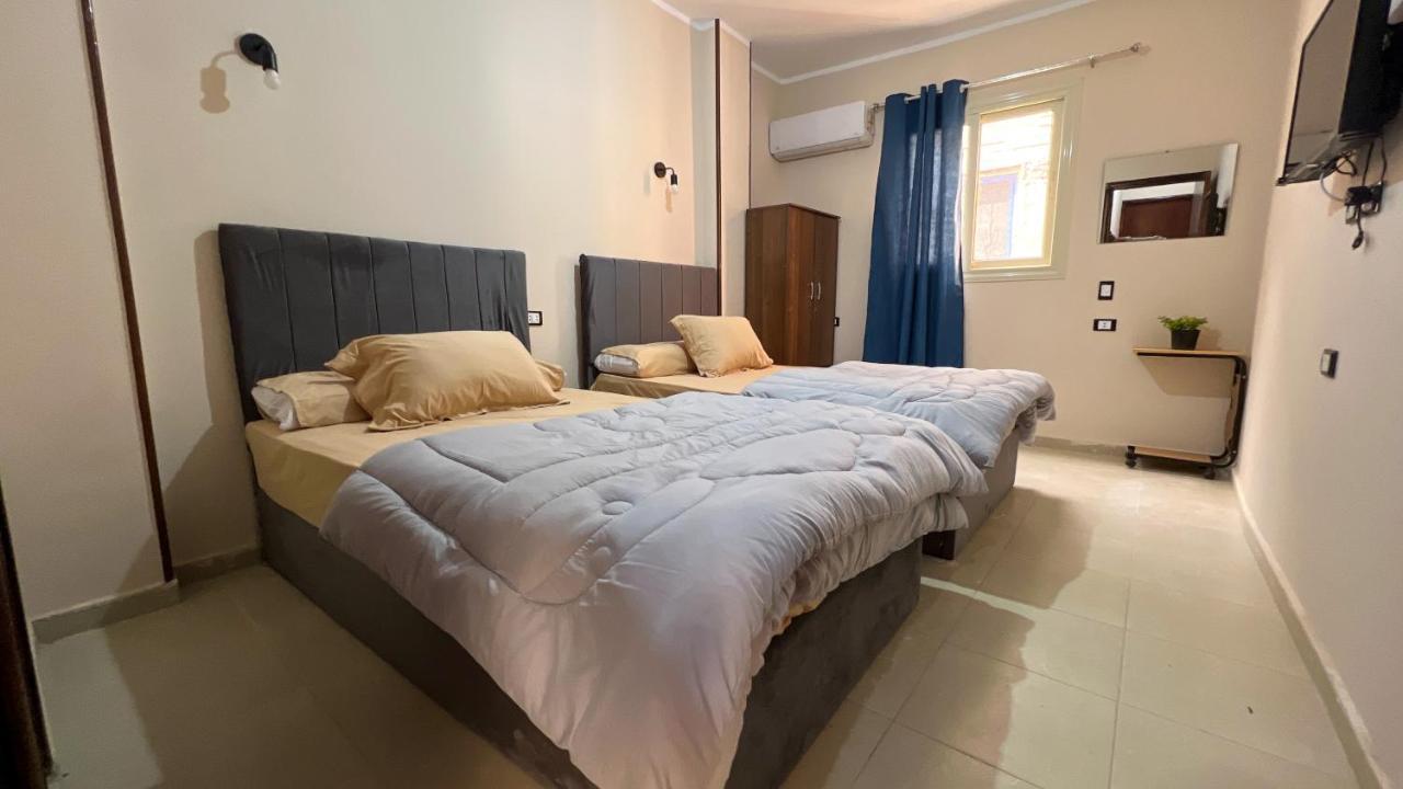 Pyramids Road Guest House Cozy Rooms And Rooftop Breakfast With The Pyramids View Nazlet el-Sîsi Exteriér fotografie