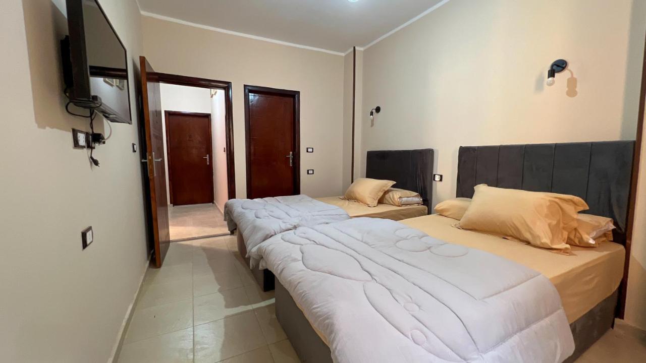 Pyramids Road Guest House Cozy Rooms And Rooftop Breakfast With The Pyramids View Nazlet el-Sîsi Exteriér fotografie