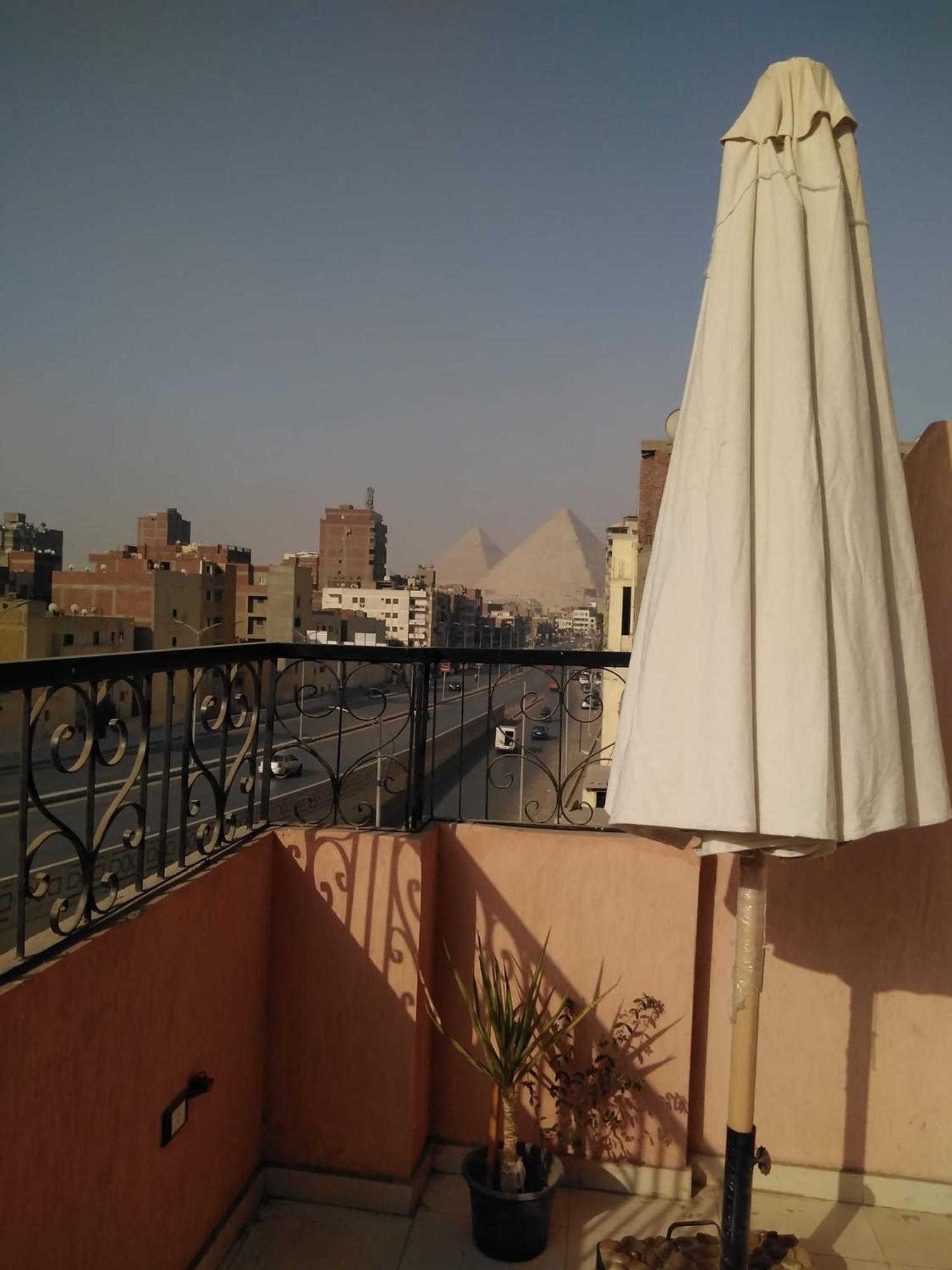Pyramids Road Guest House Cozy Rooms And Rooftop Breakfast With The Pyramids View Nazlet el-Sîsi Exteriér fotografie