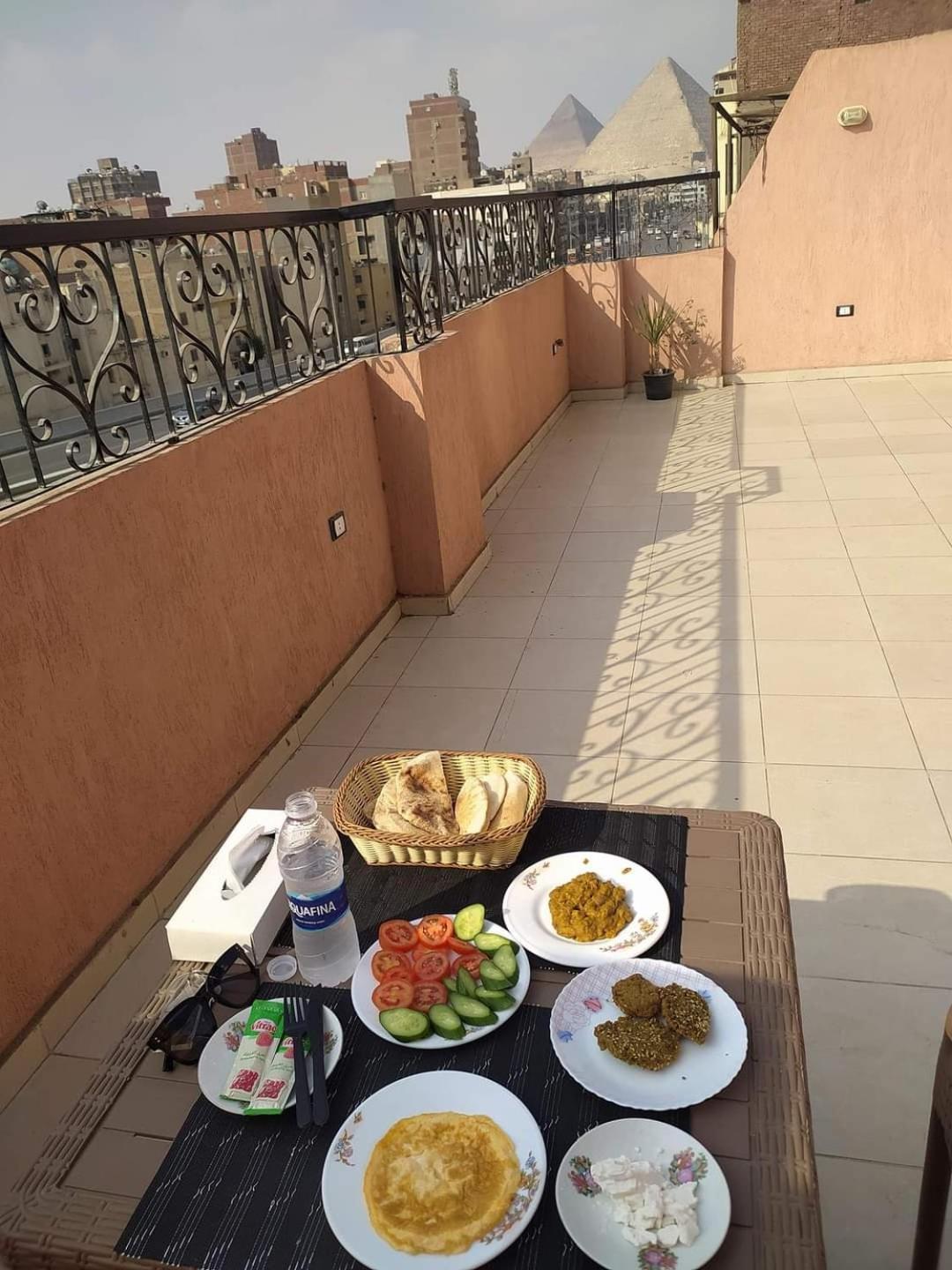 Pyramids Road Guest House Cozy Rooms And Rooftop Breakfast With The Pyramids View Nazlet el-Sîsi Exteriér fotografie