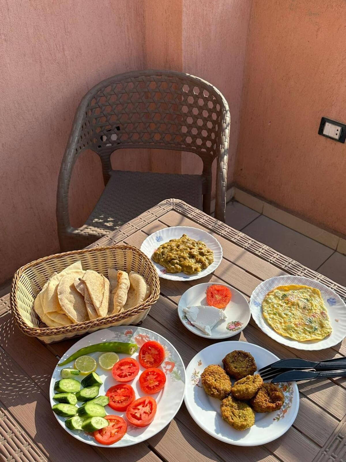 Pyramids Road Guest House Cozy Rooms And Rooftop Breakfast With The Pyramids View Nazlet el-Sîsi Exteriér fotografie
