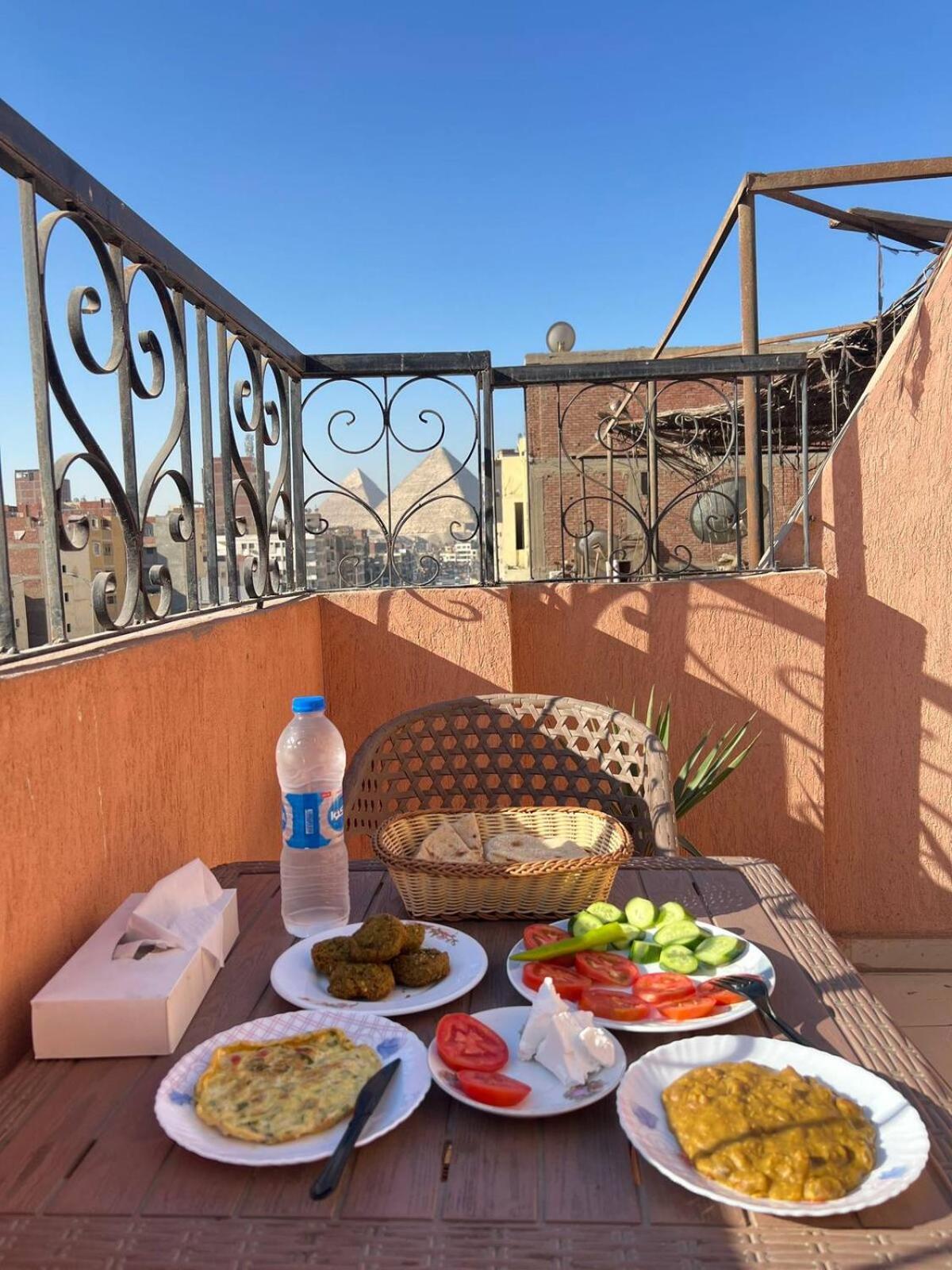 Pyramids Road Guest House Cozy Rooms And Rooftop Breakfast With The Pyramids View Nazlet el-Sîsi Exteriér fotografie