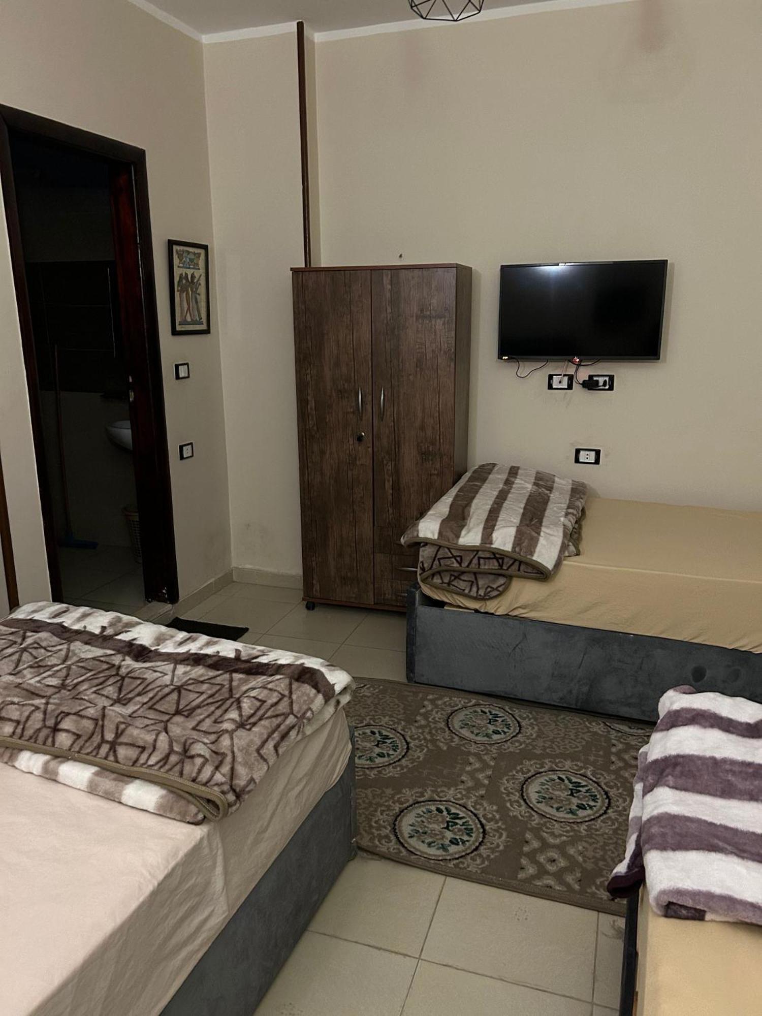 Pyramids Road Guest House Cozy Rooms And Rooftop Breakfast With The Pyramids View Nazlet el-Sîsi Exteriér fotografie