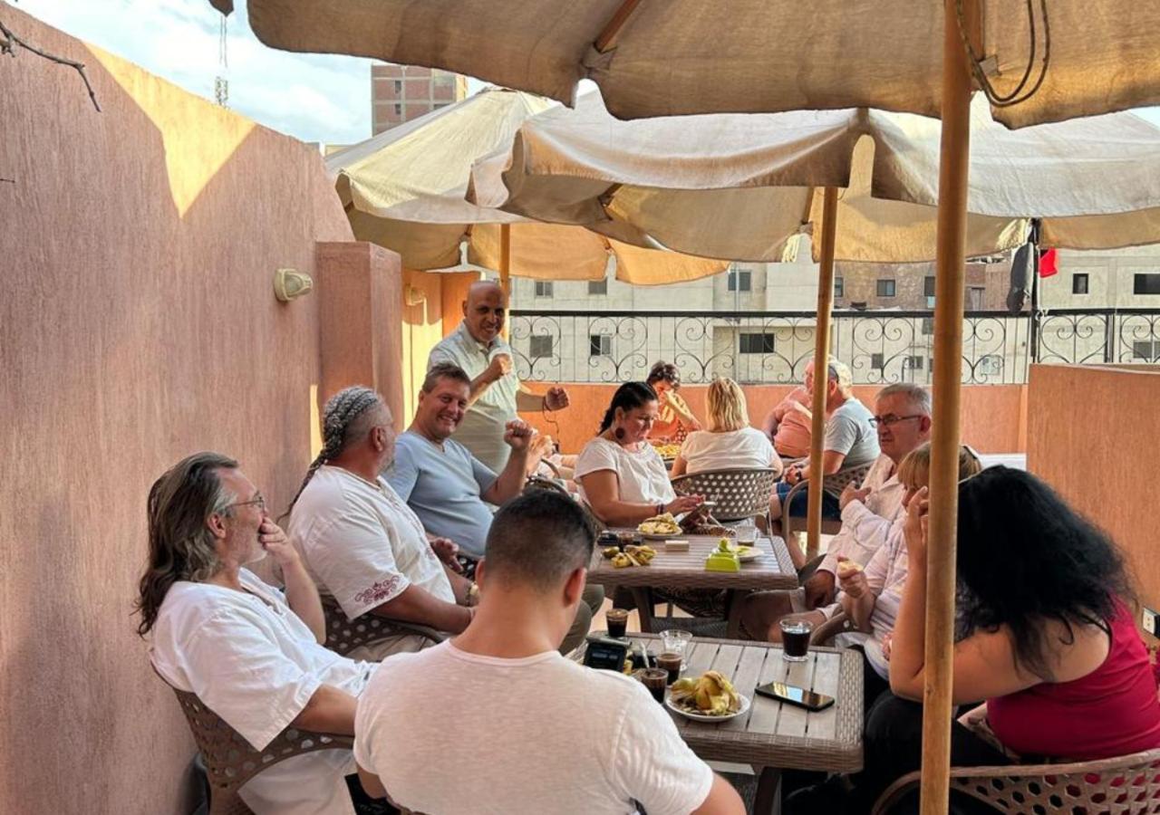 Pyramids Road Guest House Cozy Rooms And Rooftop Breakfast With The Pyramids View Nazlet el-Sîsi Exteriér fotografie