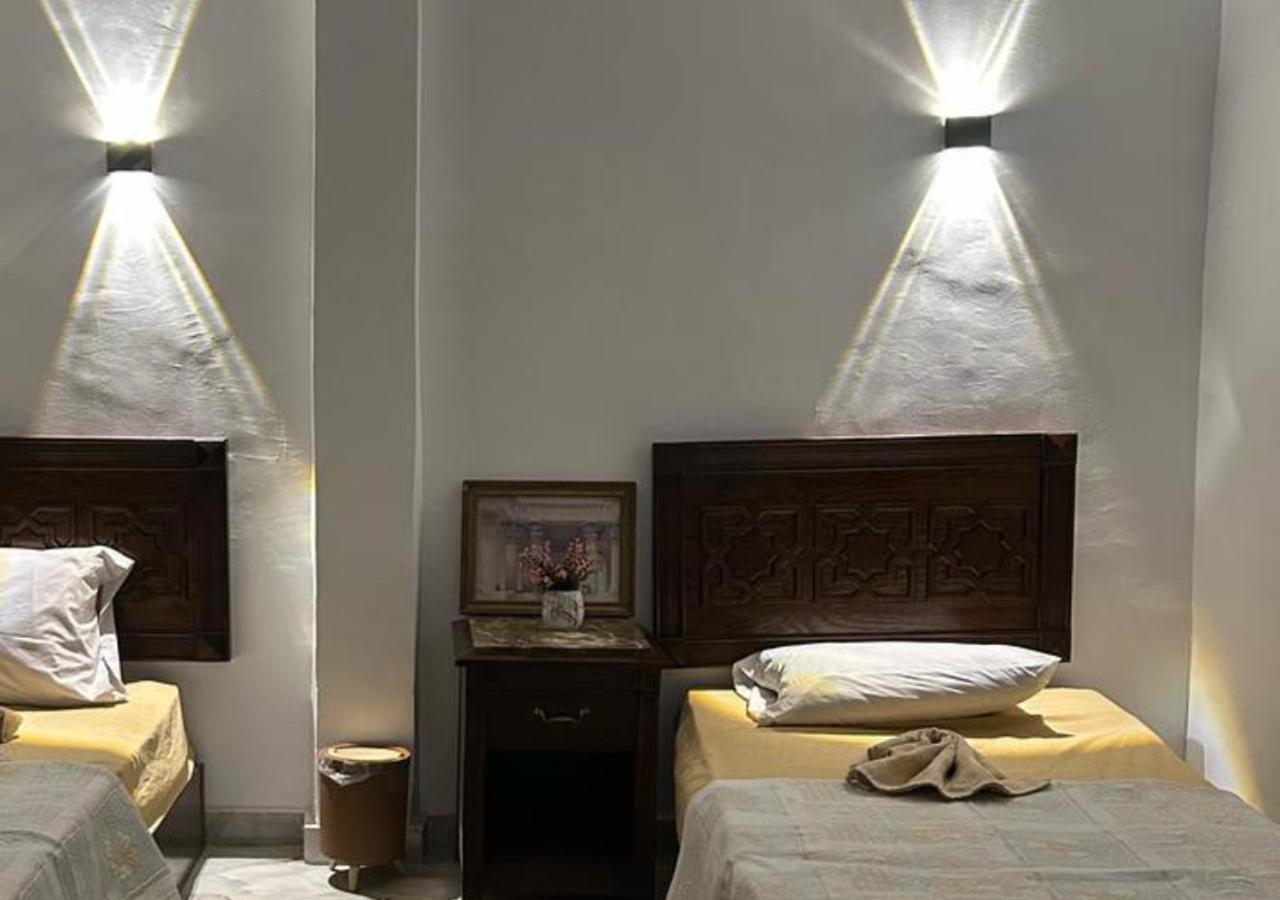 Pyramids Road Guest House Cozy Rooms And Rooftop Breakfast With The Pyramids View Nazlet el-Sîsi Exteriér fotografie